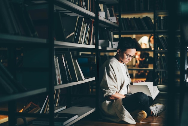 Vista traseira de um homem de pé na biblioteca