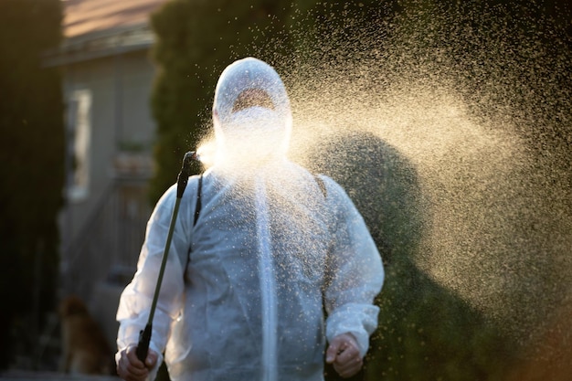 Foto vista traseira de um homem de pé na cidade