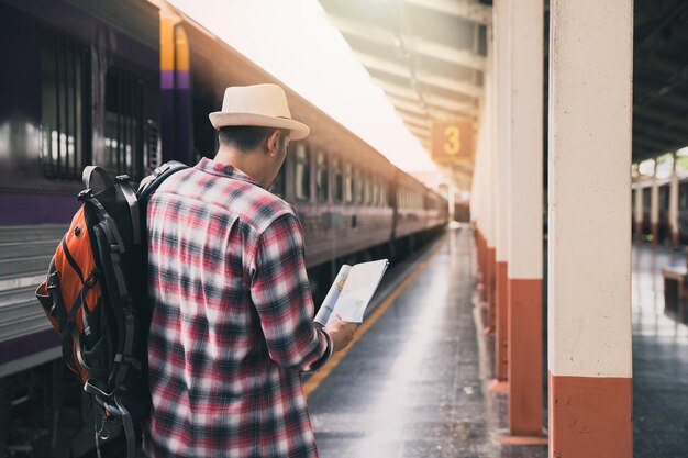 Foto vista traseira de um homem de pé na estação ferroviária