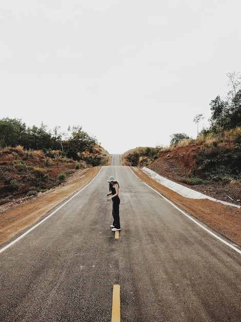 Foto vista traseira de um homem de pé na estrada