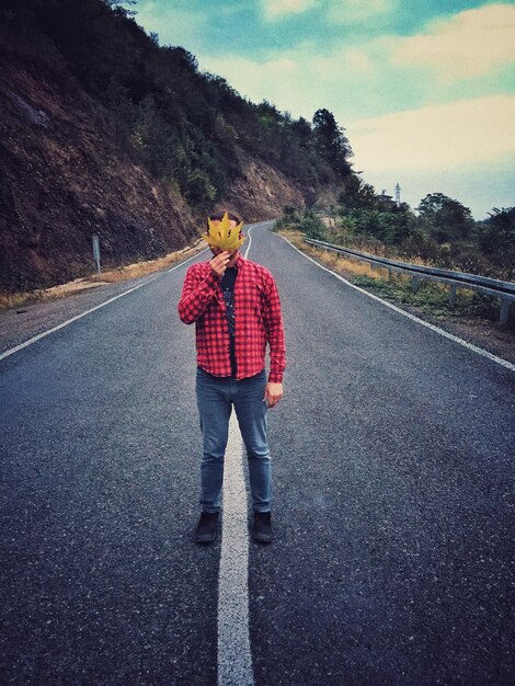 Foto vista traseira de um homem de pé na estrada