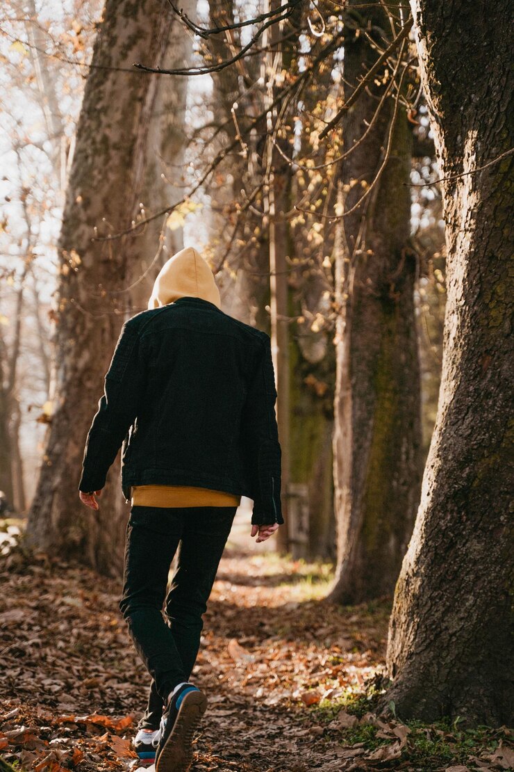 Foto vista traseira de um homem de pé na floresta
