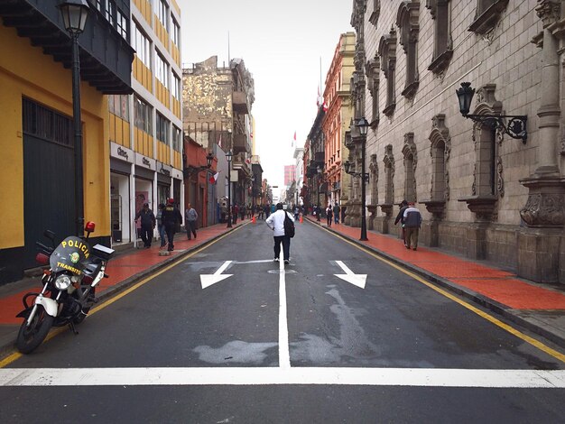 Foto vista traseira de um homem de pé na rua da cidade