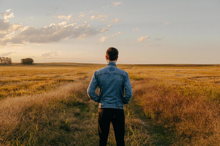 Foto vista traseira de um homem de pé no campo