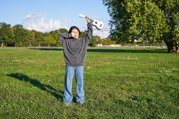 Foto vista traseira de um homem de pé no campo