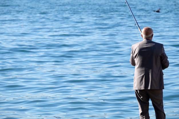 Foto vista traseira de um homem de pé no mar