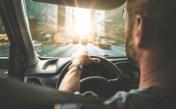 Foto vista traseira de um homem dirigindo um carro na rua da cidade