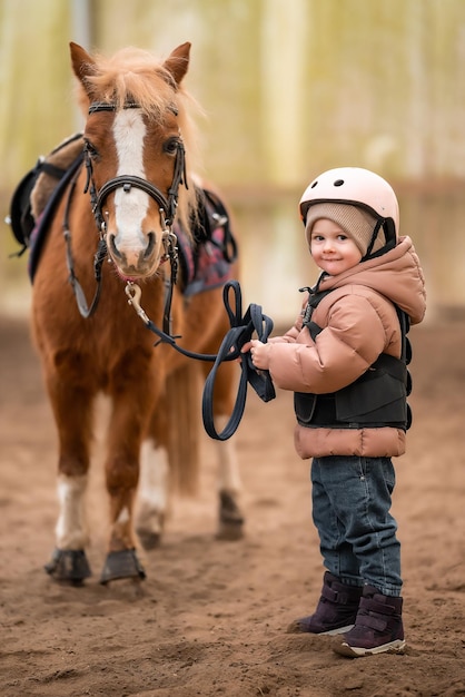 Vista traseira de um homem montando um cavalo