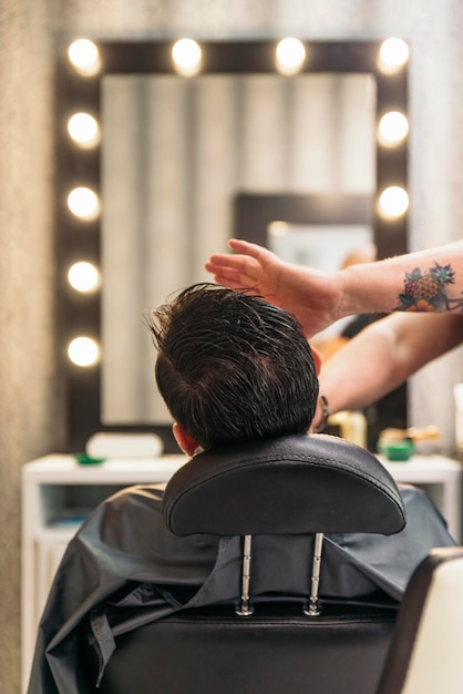 Vista traseira de um homem na barbearia