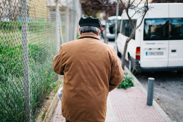 Vista traseira de um homem na cidade