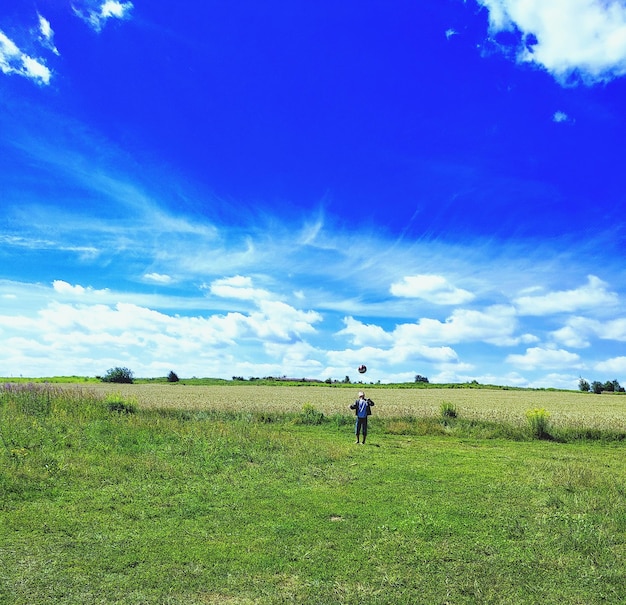 Vista traseira de um homem no campo contra o céu