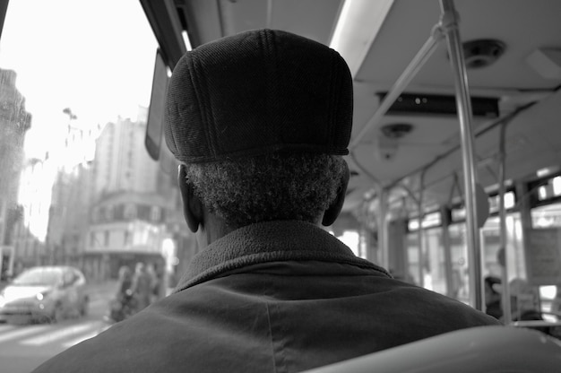 Vista traseira de um homem no carro