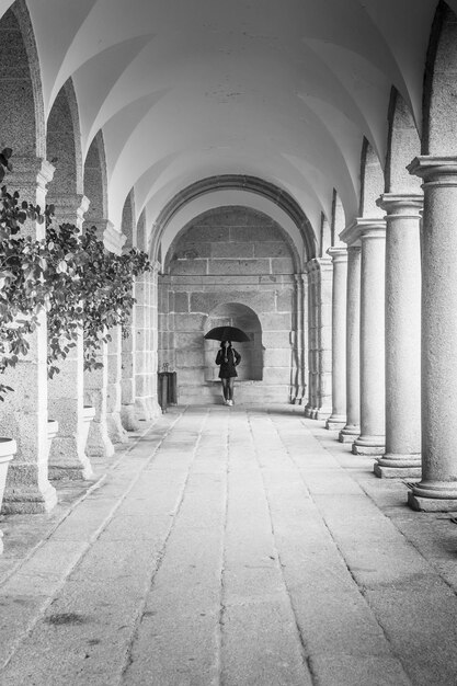 Foto vista traseira de um homem no corredor do edifício