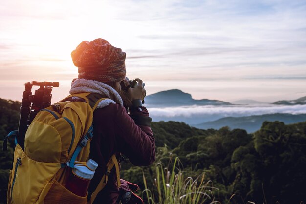 Foto vista traseira de um homem olhando para o pôr-do-sol