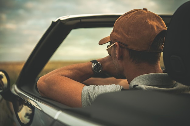 Foto vista traseira de um homem sentado no carro