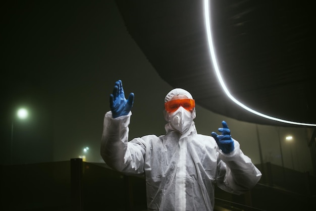 Vista traseira de um homem trabalhando à noite