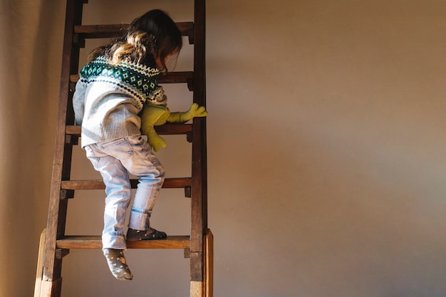 Foto vista traseira, de, um, menina, escalando, escada