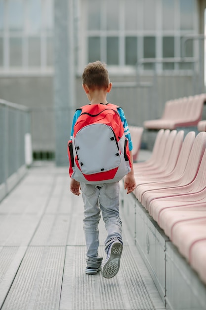 Foto vista traseira de um menino caminhando no estádio