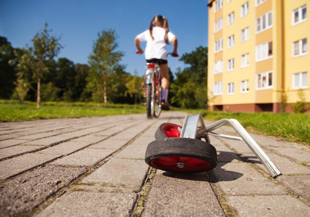 Vista traseira de um menino de bicicleta na cidade