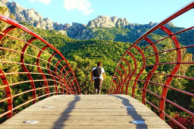 Foto vista traseira de um menino na ponte pedonal