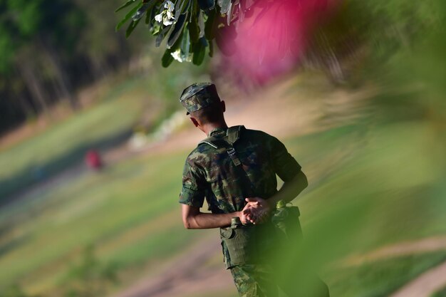 Foto vista traseira de um soldado de pé em terra