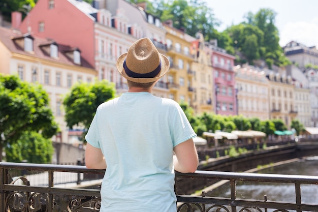 Vista traseira de um turista elegante feliz em um homem bonito na República Tcheca viajando pela Europa