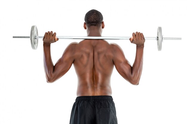 Mulher fazendo levantamento terra com um barbell isolado no fundo branco