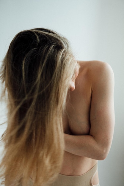 Foto vista traseira de uma jovem contra um fundo branco