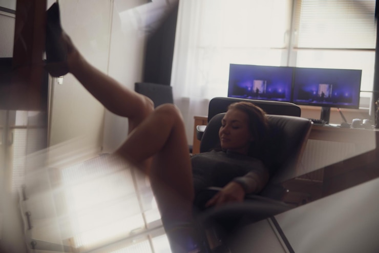 Foto vista traseira de uma jovem sentada em casa