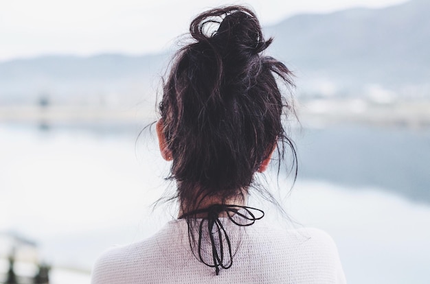 Vista traseira de uma mulher ao ar livre