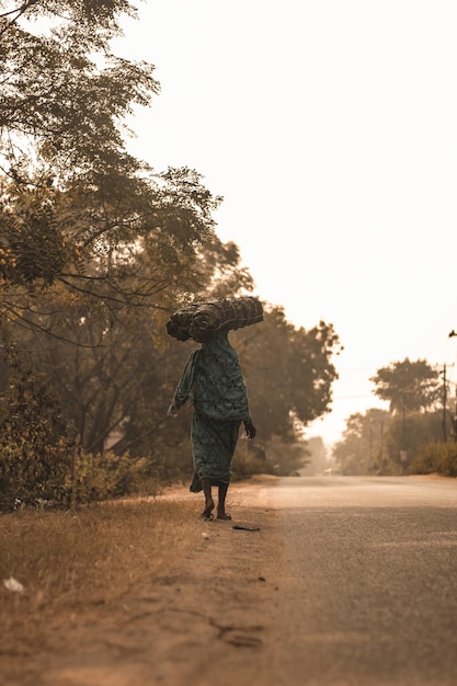 Foto vista traseira de uma mulher caminhando na estrada