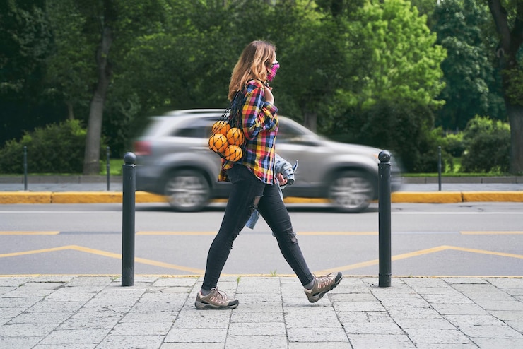 Foto vista traseira de uma mulher caminhando na estrada