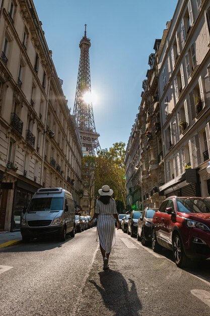Vista traseira de uma mulher caminhando na rua da cidade