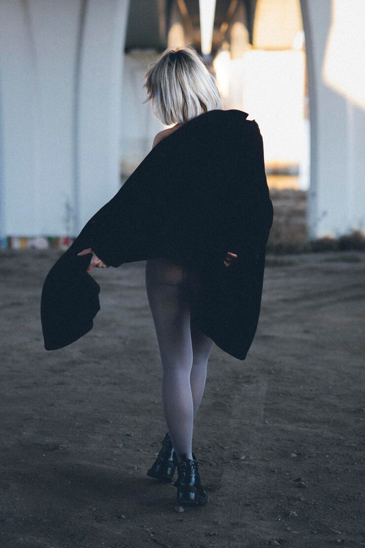 Foto vista traseira de uma mulher caminhando por uma calçada