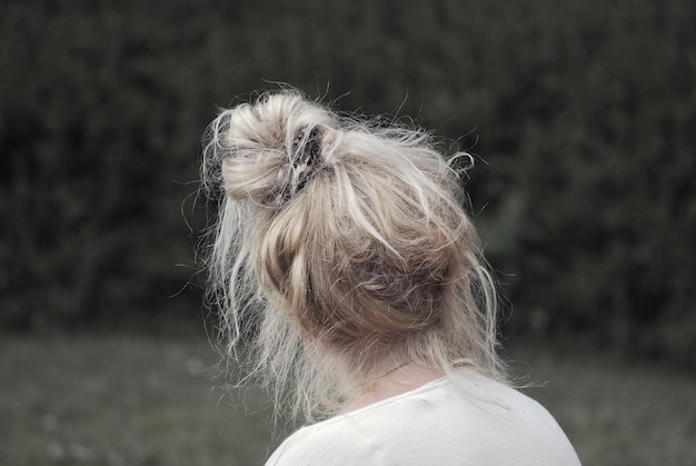 Foto vista traseira de uma mulher com um pão de cabelo