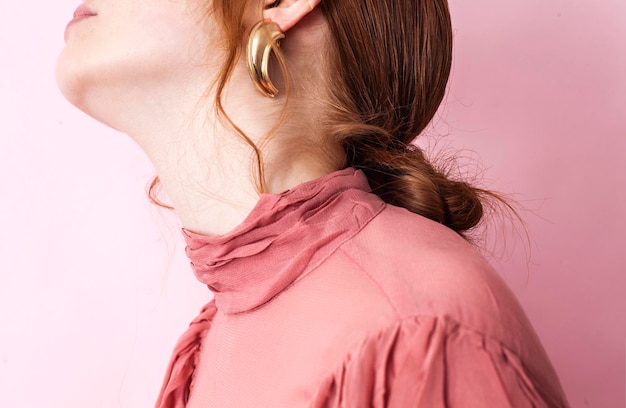 Foto vista traseira de uma mulher contra um fundo rosa