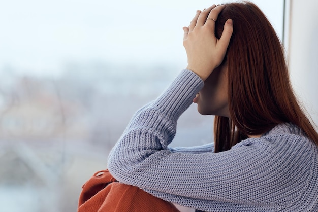 Vista traseira de uma mulher de pé contra as árvores