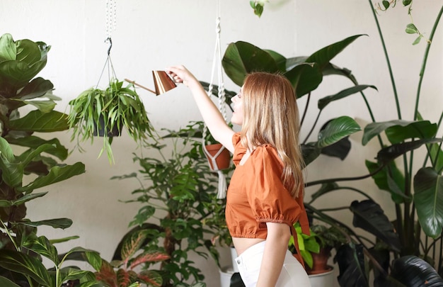 Foto vista traseira de uma mulher de pé contra plantas