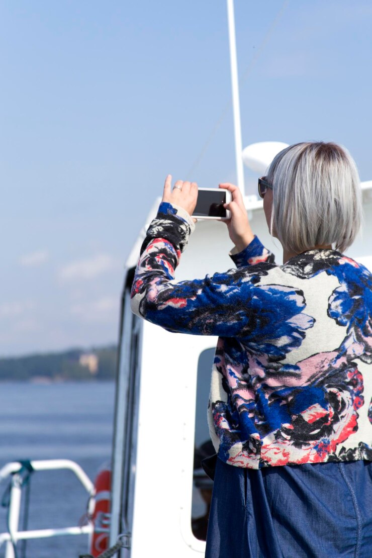 Foto vista traseira de uma mulher de pé em um barco contra o céu