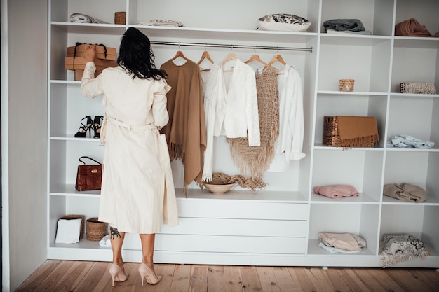 Vista traseira de uma mulher de pé em uma loja de roupas