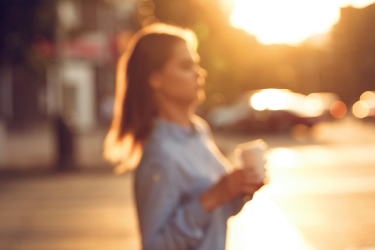 Foto vista traseira de uma mulher de pé na cidade