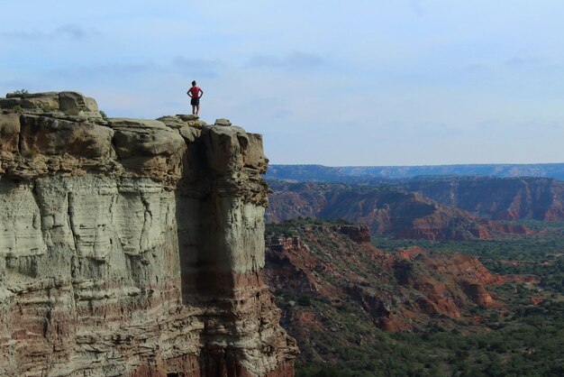 Foto vista traseira de uma mulher de pé na montanha no parque nacional do grand canyon