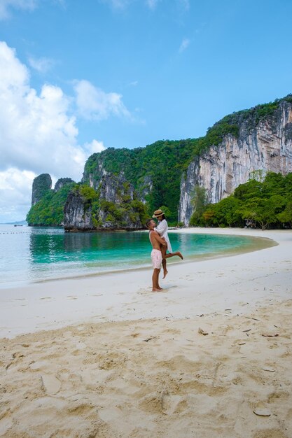 Foto vista traseira de uma mulher de pé na praia contra o céu