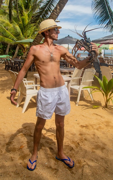 Foto vista traseira de uma mulher de pé na praia