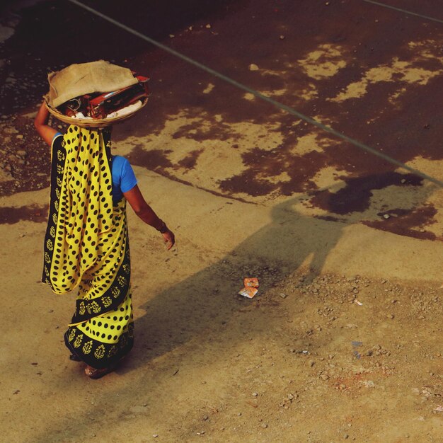 Foto vista traseira de uma mulher de pé na rua