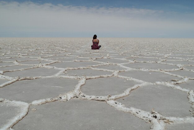 Foto vista traseira de uma mulher em uma bacia de sal