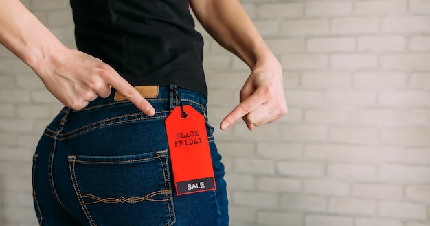 Vista traseira de uma mulher esbelta bunda em jeans azul. conceito de compras, descontos sazonais