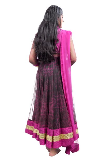 Vista traseira de uma mulher indiana em pé de vestido sari tradicional