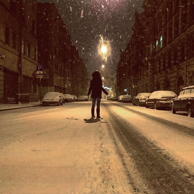 Foto vista traseira de uma mulher na estrada no inverno