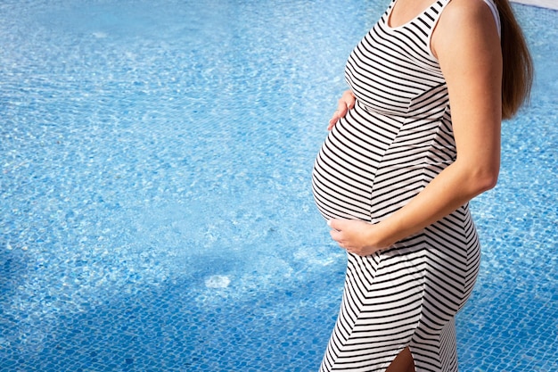 Foto vista traseira de uma mulher na piscina